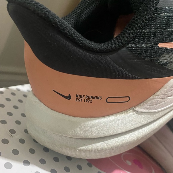 NIKE RUNNING SHOES EST 1972 - Picture 2 of 3